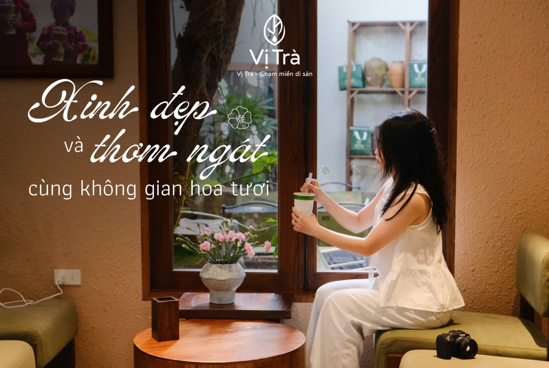 Góc cửa sổ gỗ nhìn ra vườn xanh