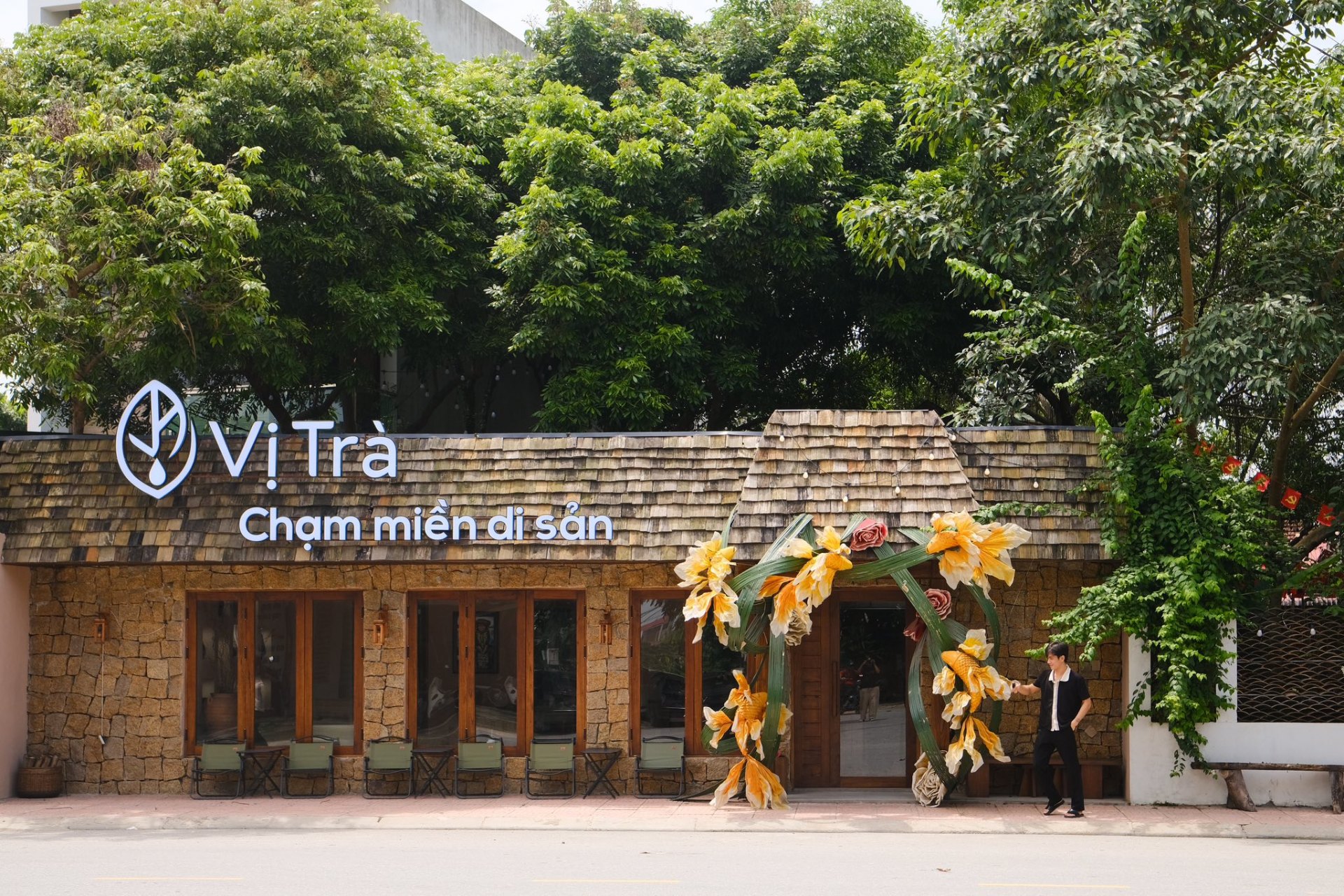 Mặt tiền quán Vị Trà giữa tán cây xanh