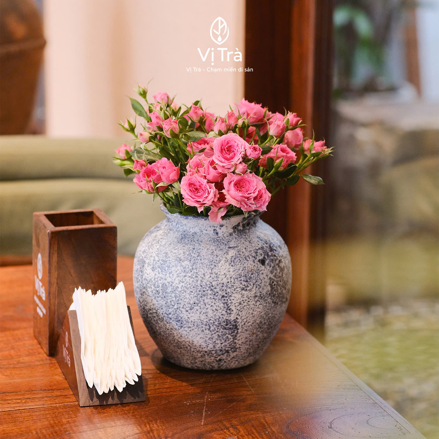 Bình gốm và hoa hồng tươi
